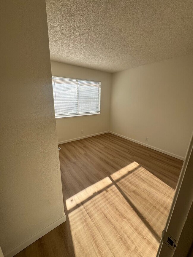 Building Photo - Beautifully Updated 2BD/2BA Condo | In-Unit Laundry, Garage & Greenbelt Views