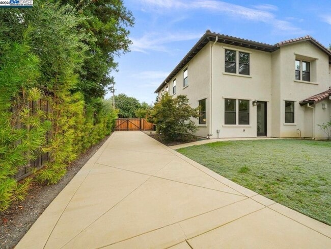 Building Photo - 1588 Alamo Way