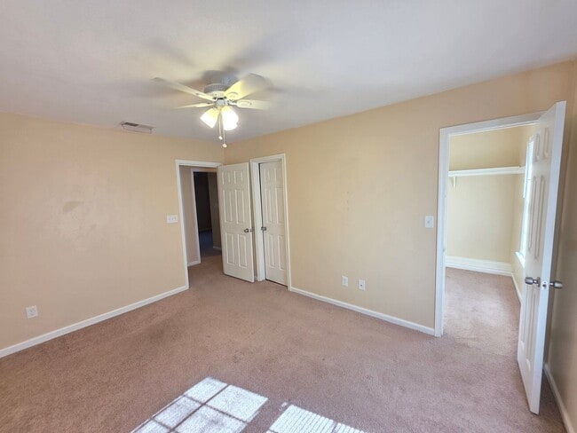 Building Photo - 3 BR 1.5 Bath Townhome located off Cedar road