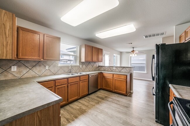 Building Photo - 4 Bedroom/2 Bath Wildhorse Subdivision