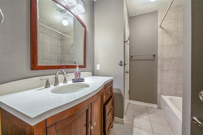 Building Photo - 2630 Hollymist Dr