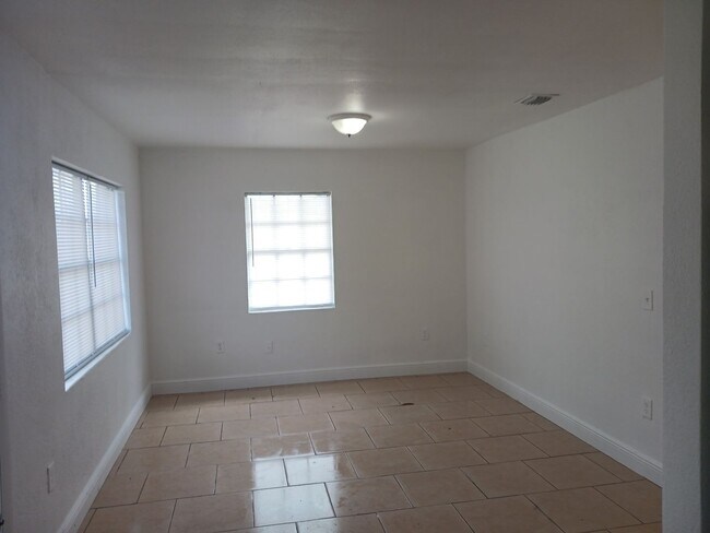 Building Photo - 3 Bed Home for Rent!