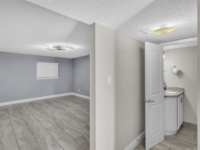 Building Photo - 7044 S Dairy Ashford Rd