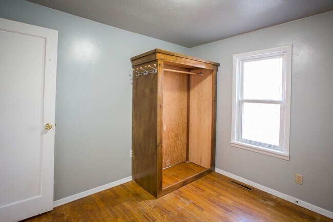 Building Photo - Centrally located single family home 2 bed...