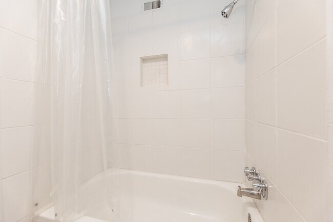 Building Photo - 2101 Fountain View Dr