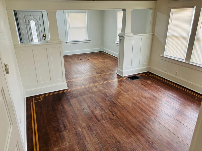 Building Photo - Charming 3 Bedroom Single-Family