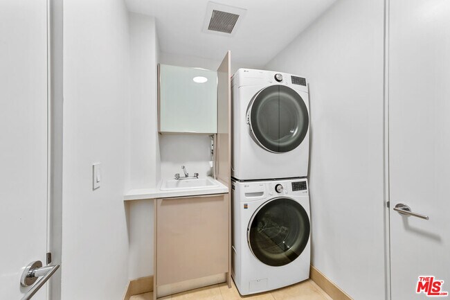 Building Photo - 443 N Palm Dr