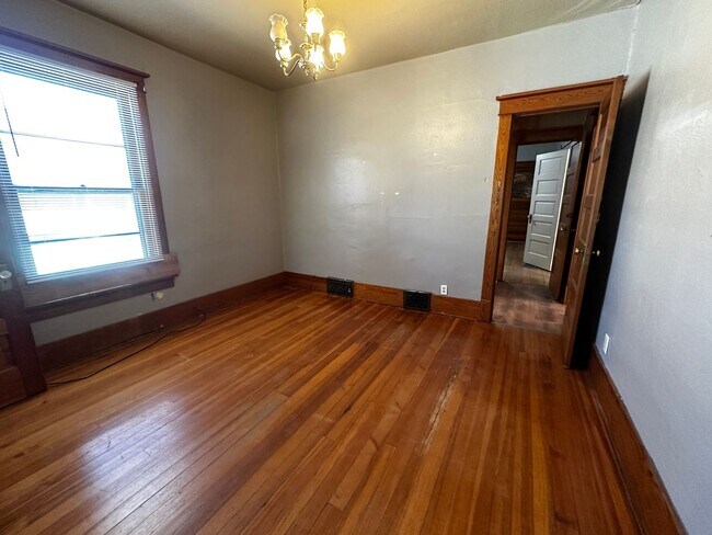 Building Photo - Beautiful 5 Bedroom, 2 Bath in Prime Location Near Campus