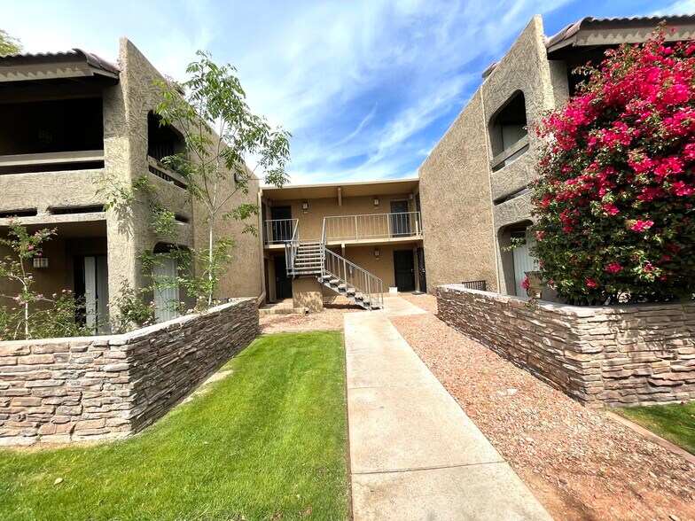 Building Photo - 3825 E Camelback Rd