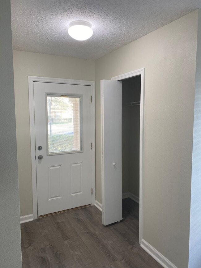 Building Photo - Lovely 2x1 in St. Augustine! Gorgeous Upgrade Kitchen!