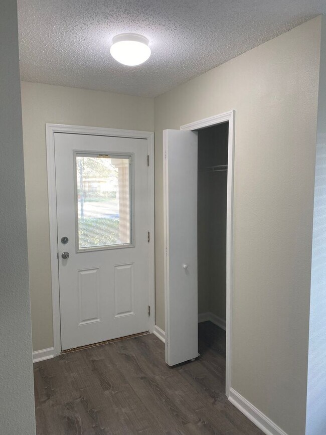 Building Photo - Lovely 2x1 in St. Augustine! Gorgeous Upgrade Kitchen!