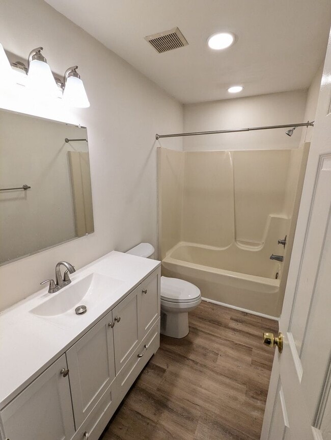 Building Photo - Well maintained townhouse in Robin Meadows Community with updated features available now!