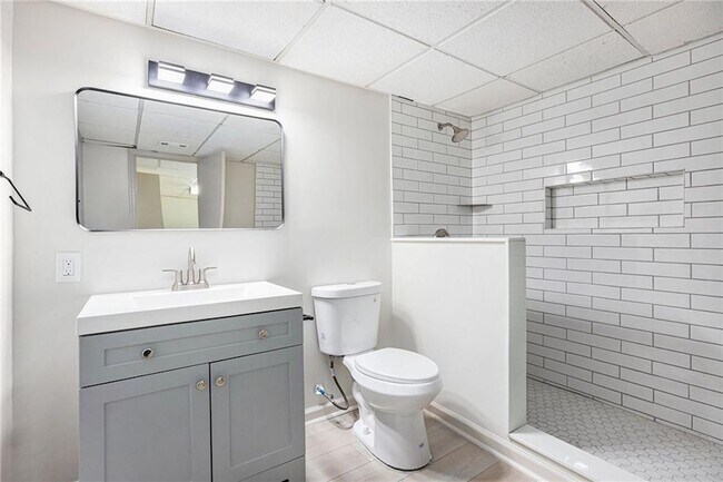 Building Photo - 1996 Briarwood Dr