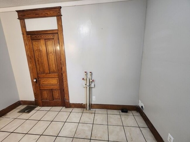 Building Photo - Spacious 2 Bedroom 1 Bath