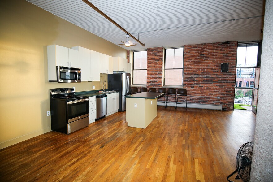 Building Photo - 2261 Blake St