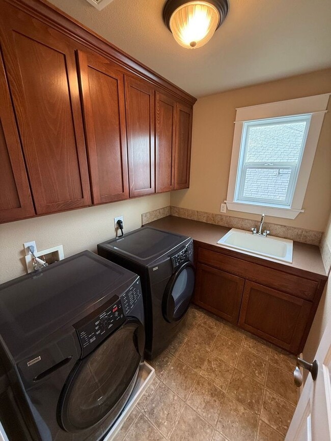 Building Photo - Stunning large 3 bedroom plus bonus rooms ...