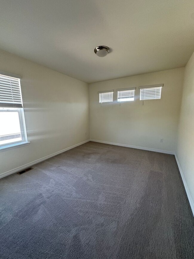 Building Photo - 4-bedroom Single Family Home in Broomfield