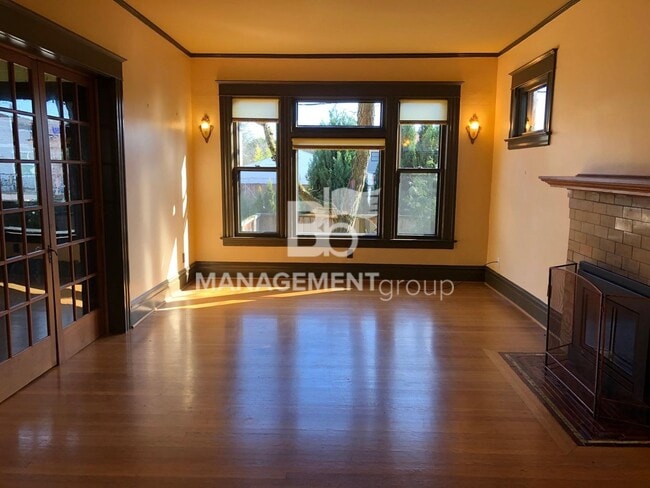 Building Photo - Close-In NE Portland Victorian Offers  Perfect Blend of  Old Charm with Newer Amenities. Lush Pri...