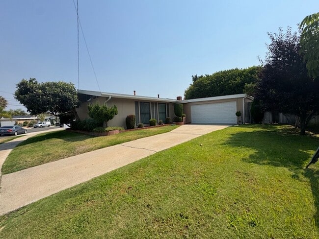 Building Photo - Charming 3-Bedroom Home for Rent in Serra ...