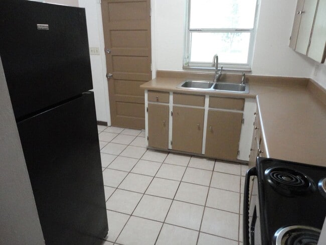 Building Photo - Nice 4 bedroom/2 Bathroom home