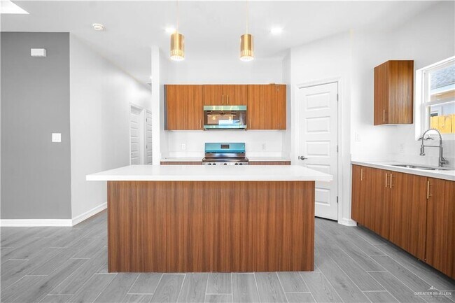 Building Photo - 604 N Onyx Ave