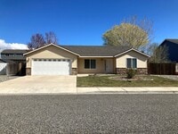Building Photo - Ranch-Style Home With Gas Fireplace and Washer/Dryer Included! 1 Small Dog Welcome!