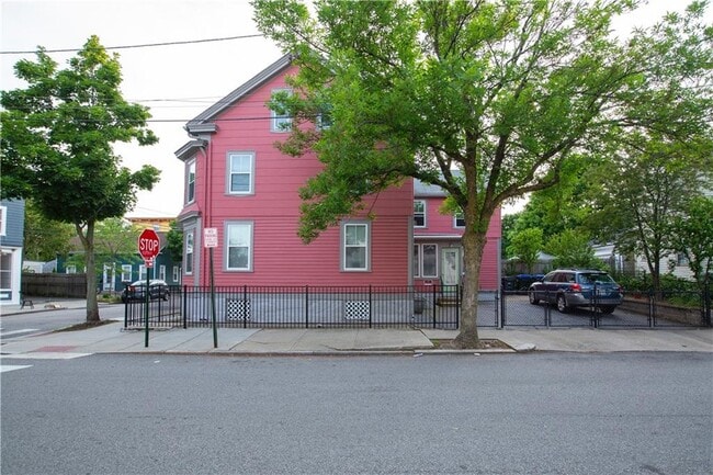 Building Photo - 185 Carpenter St