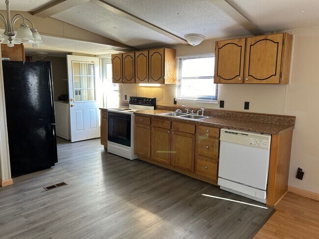 Building Photo - 2 Bedroom / 2 Bath Mobile Home  Kingsport TN