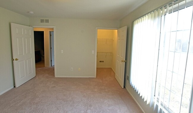 Building Photo - Shelby TWP 2-BR, 2-BA with Attached Garage...