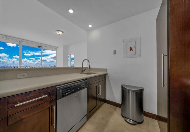 Building Photo - 7601 E Treasure Dr