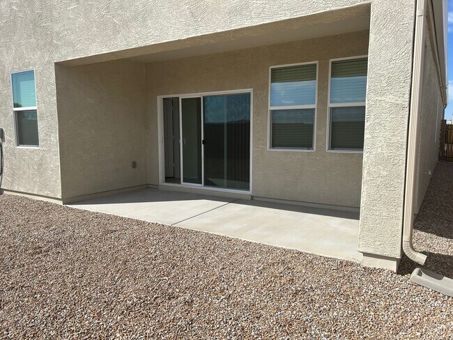 Building Photo - 4 Bedroom Home