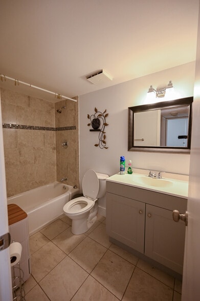 Building Photo - 445 W Park Dr