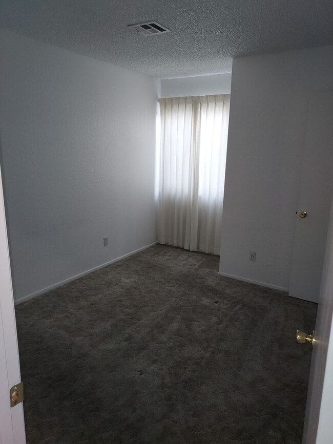Building Photo - SINGLE STORY TOWN HOME 3 BEDROOM 2 BATH WI...