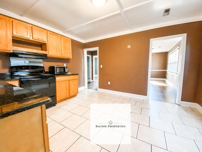Building Photo - Cozy Two Bedroom Located Near Downtown Cli...