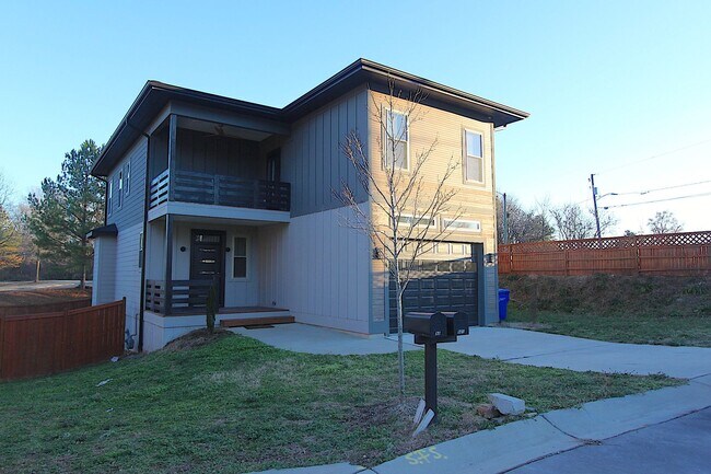 Building Photo - Modern Style Home in Downtown Durham!