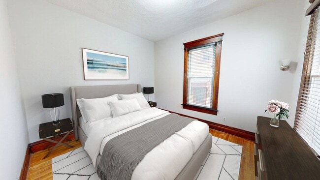 Building Photo - 5 BEDROOMS + 2 FULL BATHROOMS + 5 FREE OFF...