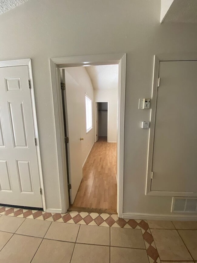 Building Photo - Cute 2 bedroom, 2 bath duplex, spacious ba...