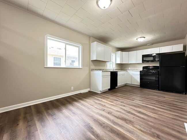 Building Photo - Beautiful 3 Bedroom Home Available!