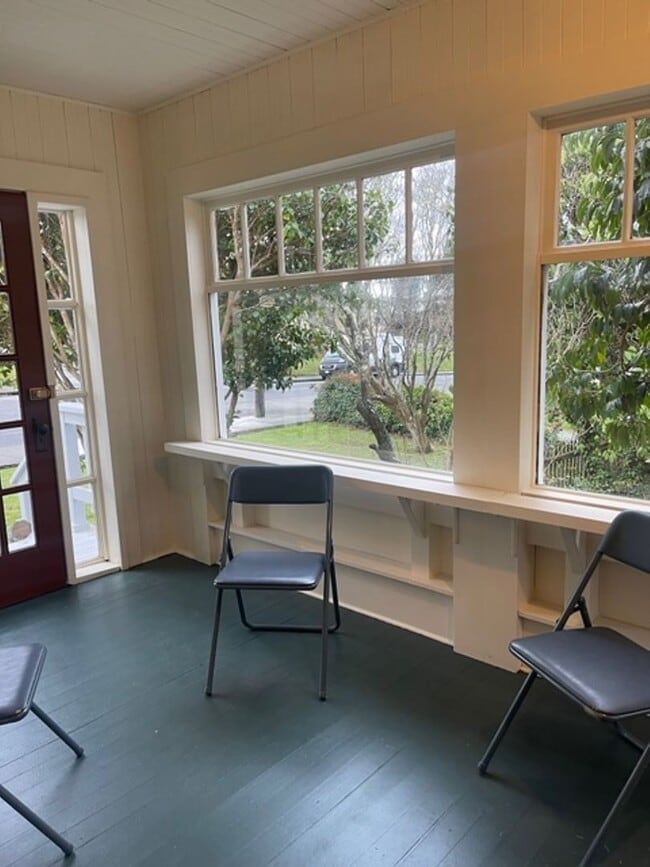 Building Photo - Spacious Craftsman Home