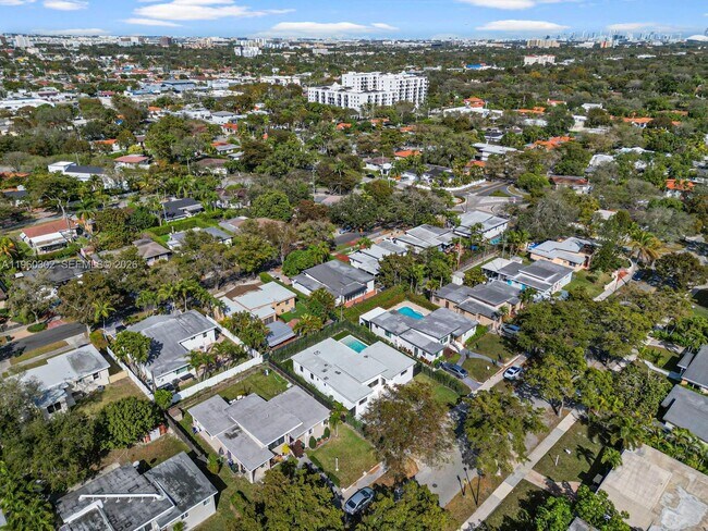 Building Photo - 5841 SW 13th St