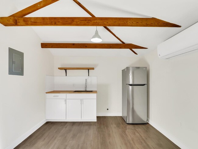 Building Photo - 544 W 17th Pl