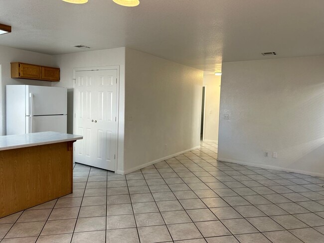 Building Photo - 4 Bedroom Pool Home