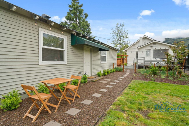 Building Photo - Charming Studio with Full Kitchen in Ashland