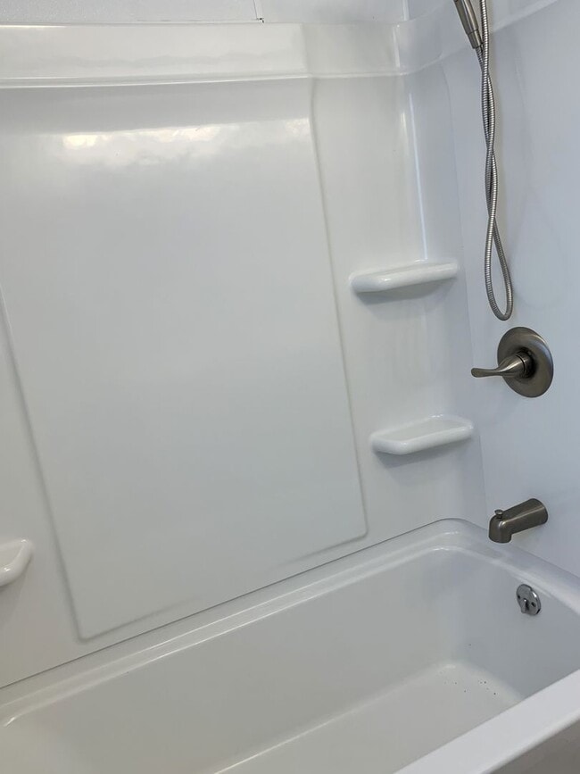 Building Photo - Move-in ready!! Bonus room that could easi...