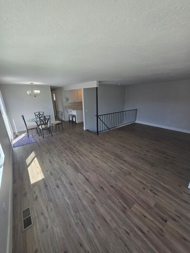 Building Photo - Spacious 4 bedroom 3 bathroom townhouse!
