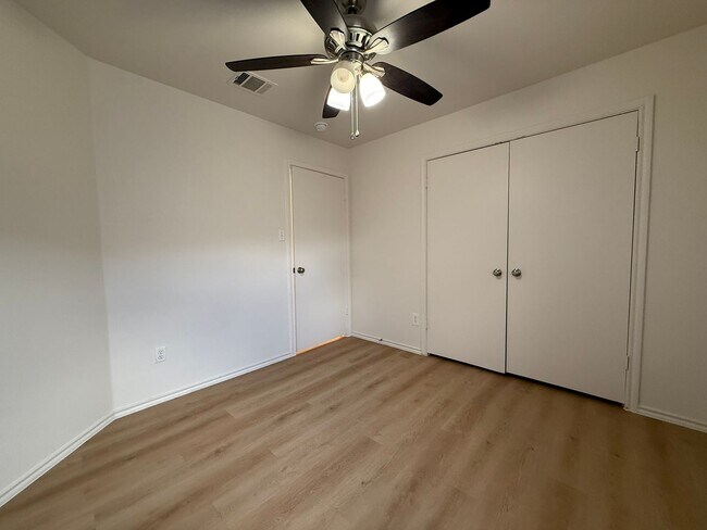 Building Photo - Tohara Properties1 (1209 Armadillo Rd)