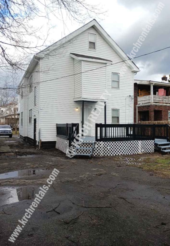 Building Photo - 3-Bed Home with Fireplace and Detached Garage