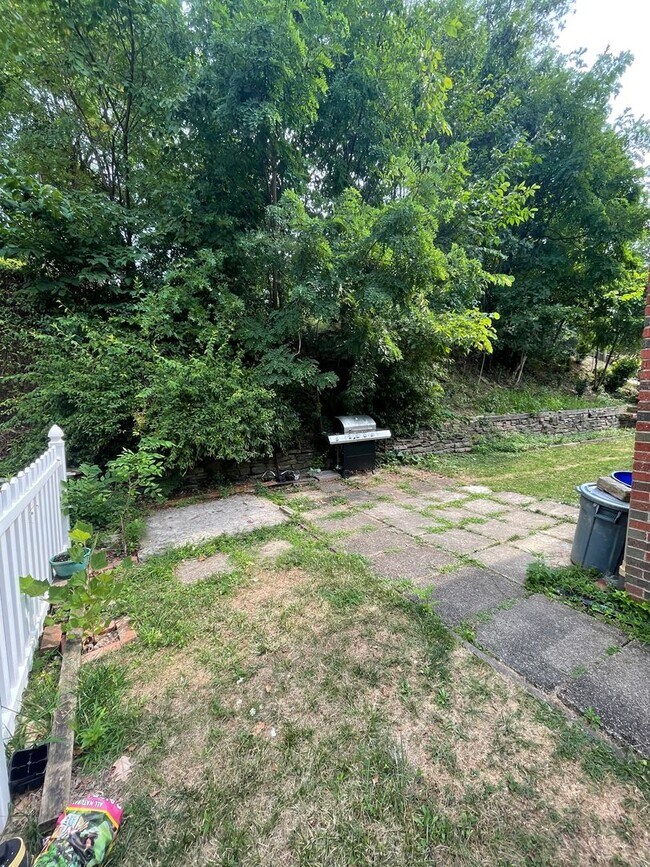 Building Photo - Available NOW! 4 Bed 2 Full Bath House