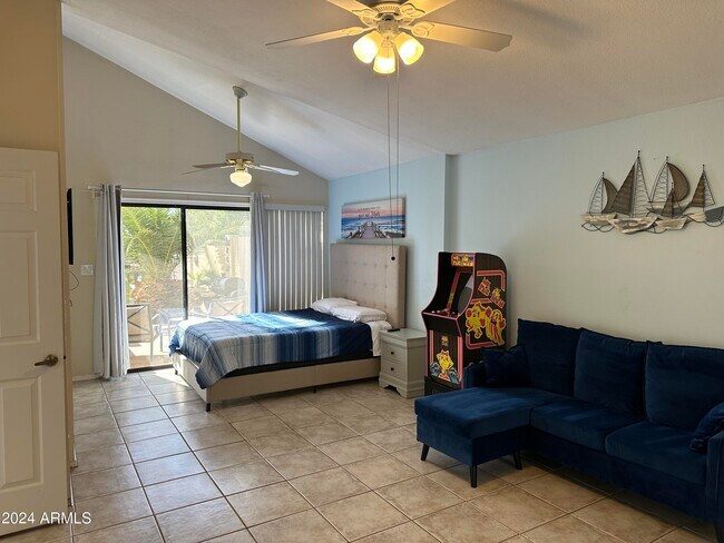 Building Photo - 11025 W Poinsettia Dr