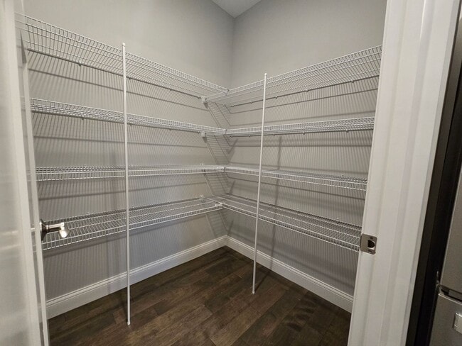 Building Photo - 6 Bedroom Home in Brookridge Estates